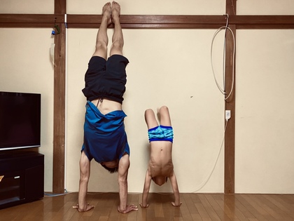 逆立ち仲間現る
