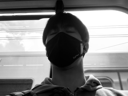 瞳をとじて