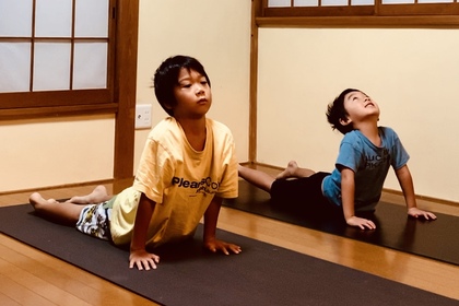 太陽礼拝　キッズヨガ