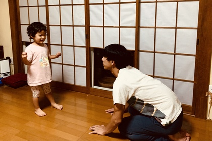 ヨガ　子ども　逆転のポーズ