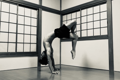 ヨガ　逆転のポーズ　ハンドスタンド