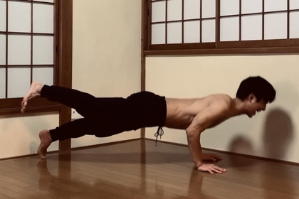 ヨガ　インスタ　腕立て