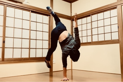 片手ハンドスタンド　片手倒立