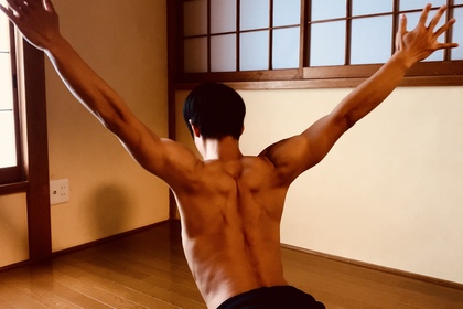 四股踏み　背筋